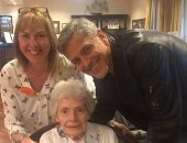 فى عيد ميلادها.. مسنة حلمت تقابل "جورج كلونى" والنجم العالمى حقق أمنيتها