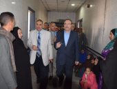 محافظ بنى سويف يزور التلاميذ المصابين بإشتباه تسمم و يقرر وقف توزيع الوجبات