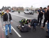 أول فيديو وصور لسقوط جرحى بكوبرى ويستمنستر بعد إطلاق نار على البرلمان البريطانى