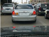 مواطن يرصد سيارة بدون لوحات معدنية بالزقازيق أمام مبنى محافظة الشرقية 