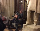 أعضاء البرلمان البريطانى ينشرون صور رجال الشرطة داخل مبنى المجلس