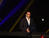 بالفيديو.. جمهور مهرجان الأقصر يلتف حول عمرو سعد لتهنئته