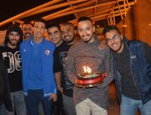 بالصور ... جماهير الزمالك تحتفل بعيد ميلاد "أحمد فتوح" بمطار القاهرة