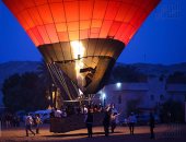 بالصور.. رحلة إلى السماء.. "البالون الطائر " يحلق فى الأقصر متحف الفراعنة المفتوح