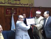 جامعة الأزهر تكرم رئيسها السابق بحضور عباس شومان