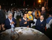 بالفيديو والصور.. عمرو سعد يغنى "على ورق الفل دلعنى" بمهرجان الأقصر