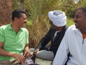 خالد النبوى ينشر صورته مع أهل أسوان فى كواليس "واحة الغروب"
