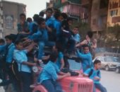 بالصور.. قارئ يرصد سيارة أجرة محملة بتلاميذ المدارس بطريق بهتيم