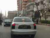 قارئ يرصد سيارة بلوحات مرور مزيفة تسير أمام مبنى محافظة الشرقية