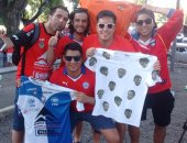 بالصور.. جماهير تشيلى تستخدم وجه ميسى "الباكى" للسخرية من الأرجنتين