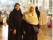 إلهام شاهين تهدى والدتها عمرة بمناسبة عيد الأم.. بصحبة بوسى