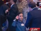 نجل أحد شهداء معركة الرفاعى يؤدى التحية العسكرية أمام الرئيس السيسي