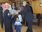 بالصور.. مدير أمن السويس يوزع هدايا على آسر المسجونين بمناسبة عيد الأم