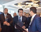 بالصور.. وزير التعليم العالى يتفقد معرض الشركات المشاركة فى مؤتمر السياحة 
