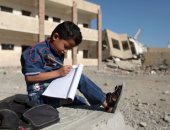 تلاميذ اليمن يتحدون دمار الحرب باستذكار دروسهم على أنقاض المدارس