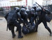 شرطة بيلاروسيا تعتدى بالضرب على محتجين بسبب الضرائب 