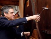 بالصور.. فرانسوا فيون يتناول النبيذ والطعام خلال جولته الانتخابية
