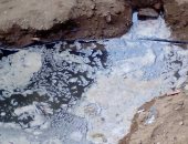 بالصور.. ماسورة مياه مكسورة بعزبة النخل لأكثر من يومين