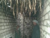 بالصور.. مأساة أسرة مريضة تعيش داخل غرفة مسقوفة بالبوص فى سوهاج