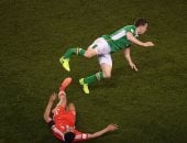 بالفيديو.. إصابة مروعة لمدافع ايرلندا أمام ويلز بتصفيات المونديال 