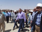 مصطفى مدبولى يتفقد مشروع الإسكان الاجتماعى بالصداقة الجديدة فى أسوان