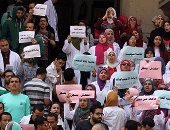 بالصور.. وقفة احتجاجية أمام نقابة الأطباء إعتراضا على قواعد التكليف الجديدة