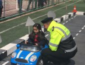 بالصور.. رجال المرور يزورون مدرسة بالمعادى لتعليم الأطفال قواعد القيادة