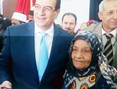 محافظ الدقهلية يكرم بائعة ثلج بالمنصورة مؤكدا : فخر لكل نساء مصر