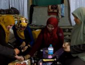 بالفيديو والصور.. لسة الأمانى ممكنة.. 5 سيدات بسيناء يتحدين إعاقتهن بمشروع مشغولات