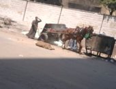 سيارات "الكارو" تلقى مخلفات البناء فى شارع أحمد عصمت بعين شمس