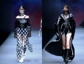 بالصور.. الأسود يسيطر على مجموعة أزياء "لابارجاى" فى أسبوع الموضة الصينى 