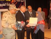 بالصور.. محافظ السويس يكرم الأمهات المثاليات