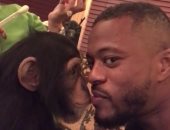 بالفيديو.. إيفرا يستغل وقت الراحة ويطبع قبلة على شفاه الـ"شامبانزى"