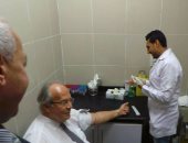 بالصور.. وزير التنمية المحلية يحلل دمه داخل مستشفى أسوان العام ويدفع