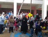 مدير مدرسة تجريبية يُشارك الأطفال فرحتهم بـ"يوم اليتيم" فى الشرقية