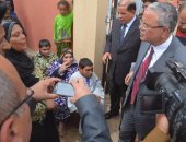 محافظ المنيا يسلم كراسى متحركة لـ 3 أشقاء من ذوى الاحتياجات الخاصة