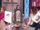 بالفيديو.."ست الحسن" يعرض رسومات خارج الصندوق بـ"المكياج والقماش" لمواهب شابة