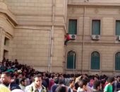 بالفيديو.. طالب يتسلق قبة جامعة القاهرة لحضور حفل تامر عاشور