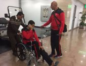 بالصور.. منعم الأهلى يعود للقاهرة على كرسى متحرك