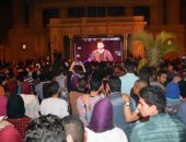 بالصور.. تامر عاشور يبدأ حفله على مسرح جامعة القاهرة