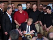 بالصور.. ترامب يوقع أمرا تنفيذيا يلغى اجراءات أوباما بشأن المناخ