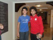 بالصور.. المعجبون يلتقطون صورًا تذكارية مع لاعبى المنتخب بالفندق