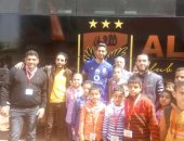نجوم الأهلى يلتقطون صورا تذكارية مع أطفال احدى جمعيات الأيتام