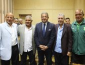وزير الرياضة يجتمع بقدامى الاتحاد السكندرى ويتفقد الحمام الأوليمبى
