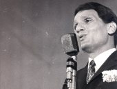 فيديو.. عبد الحليم حافظ يغنى للشباب بحضور جيهان السادات عام 1974