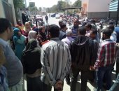 موظفو حى بولاق يتجمعون أمام مبنى رئاسة الحى للمطالبة بمنحة رمضان