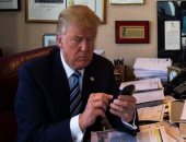 بعد التحذيرات.. دونالد ترامب يستبدل هاتفه الأندرويد غير الآمن بآيفون