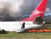 بالفيديو والصور.. تفاصيل حريق طائرة "بيرو" فى مطار "فرانسيسكو كارل"