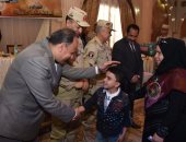 محافظ الإسكندرية يشارك في تكريم أسر شهداء ومصابي القوات المسلحة والشرطة