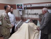 بالصور.. محافظ بورسعيد يزور قائد المقاومة الشعبية داخل المستشفى